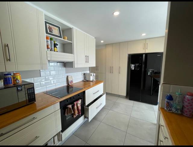 2 BEDROOM APARTMENT FOR SALE IN UMHLANGA CENTRAL